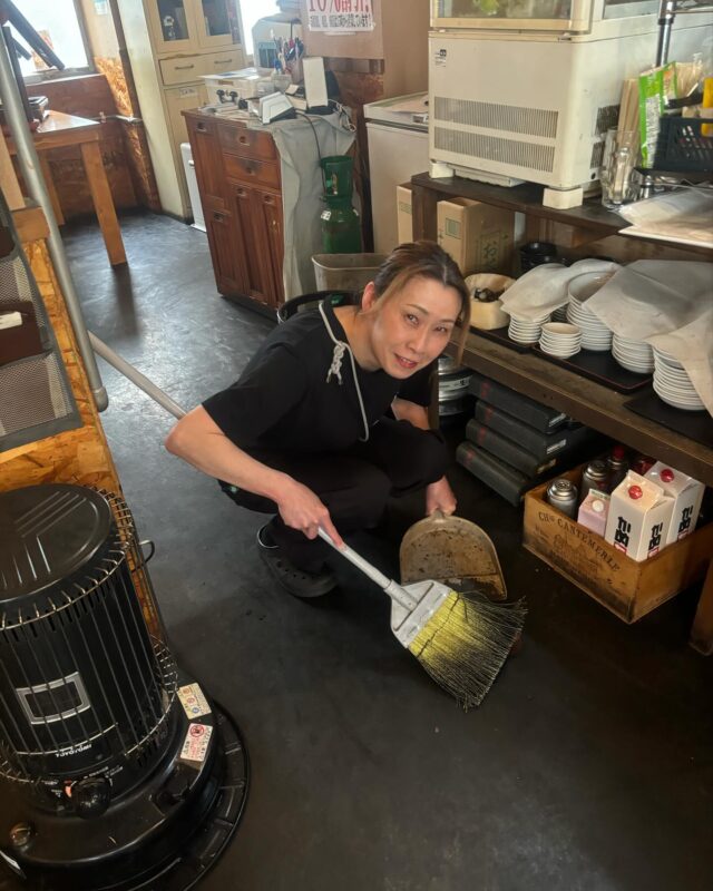 なつこさんの営業前の姿ですー！
にんにくの力になって毎日頑張ってくれています！！
こう見えても、2児のお母さんです！
いつも頑張ってくれているので、皆さんなつこさんに1杯ご馳走しに来てくださいー！
今日は15時から23時までです。お待ちしております！