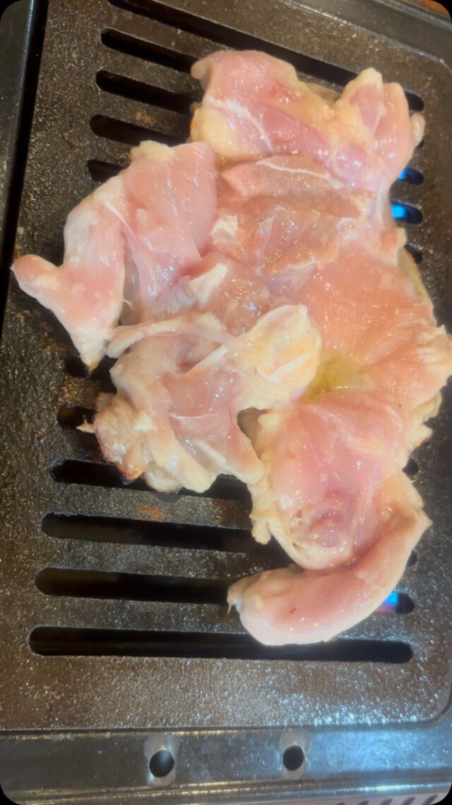 にんにく唐がらしでは、鶏もも、牛サガリは塊ごと焼いてください！！
今月のコースには、鶏もも肉のステーキ入ってますよ！
音もいい音がなっています。
焼き終わったら、ハサミで切ってくださいね。
食べに来てください！