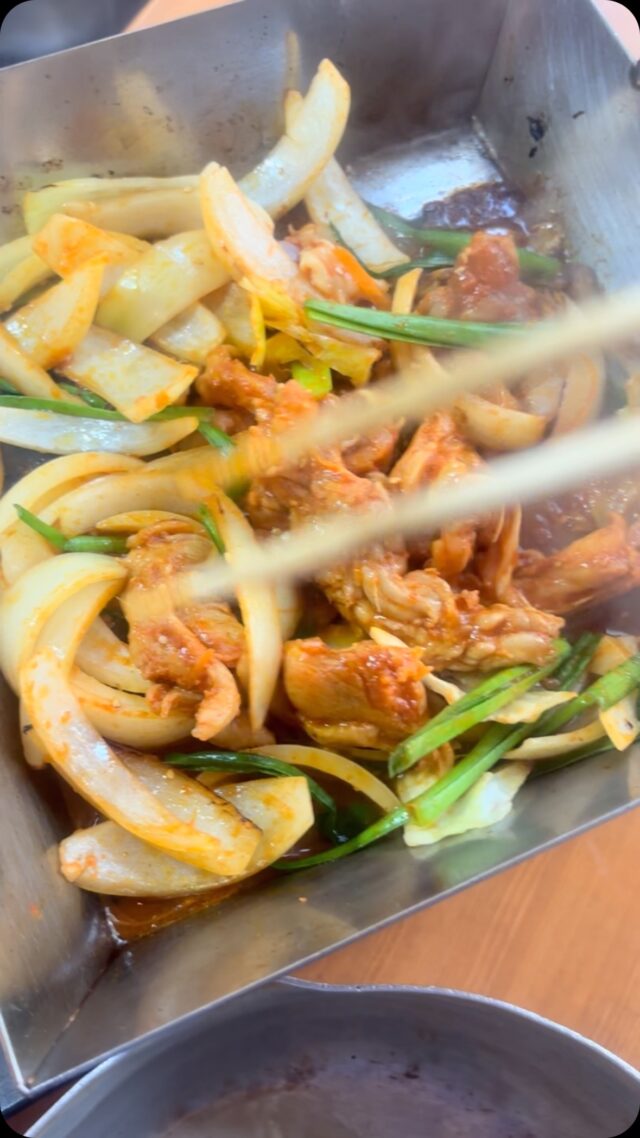 今月のにんからフェアは、タッカルビ！！
甘辛いタレと鶏もも肉、セセリの相性抜群！
6/10から6/13までの4日間です！
是非食べに来てくださいね🙂