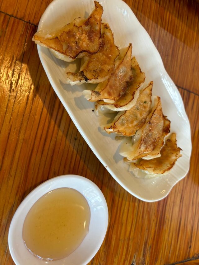 復刻の伝説塩餃子ありますよ！！

復刻塩餃子 4つのこだわり
【その１：塩のこだわり】
熊本天草の古来製塩法天然藻塩を使用
餃子の旨みを引き立てます。

【その2：キャベツのこだわり】
熊本で育ったみずみずしいキャベツを使用

【その3：肉のこだわり】
豚肉は熊本県産、鶏肉は九州産を使用

【その4：水のこだわり】
大分県九重連山の湧水天然炭酸水を使用

肉汁凄く、皮が柔らかくて美味しいです！
ぜひ食べに来てください、お待ちしております！